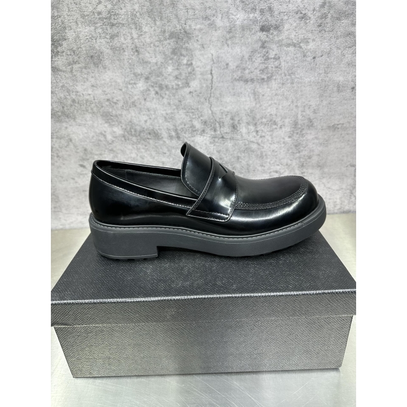 Pra*a leather shoes